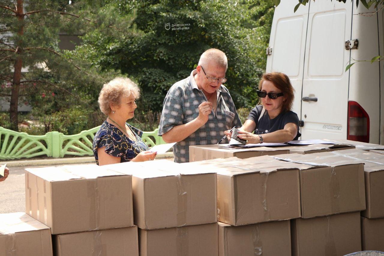 Тушковане м'ясо, каші та галетне печиво. У Дніпрі ВПО щомісячно отримують безкоштовні набори продуктів харчування