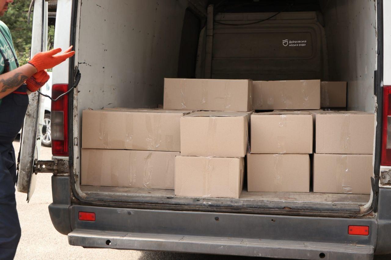 Тушковане м'ясо, каші та галетне печиво. У Дніпрі ВПО щомісячно отримують безкоштовні набори продуктів харчування