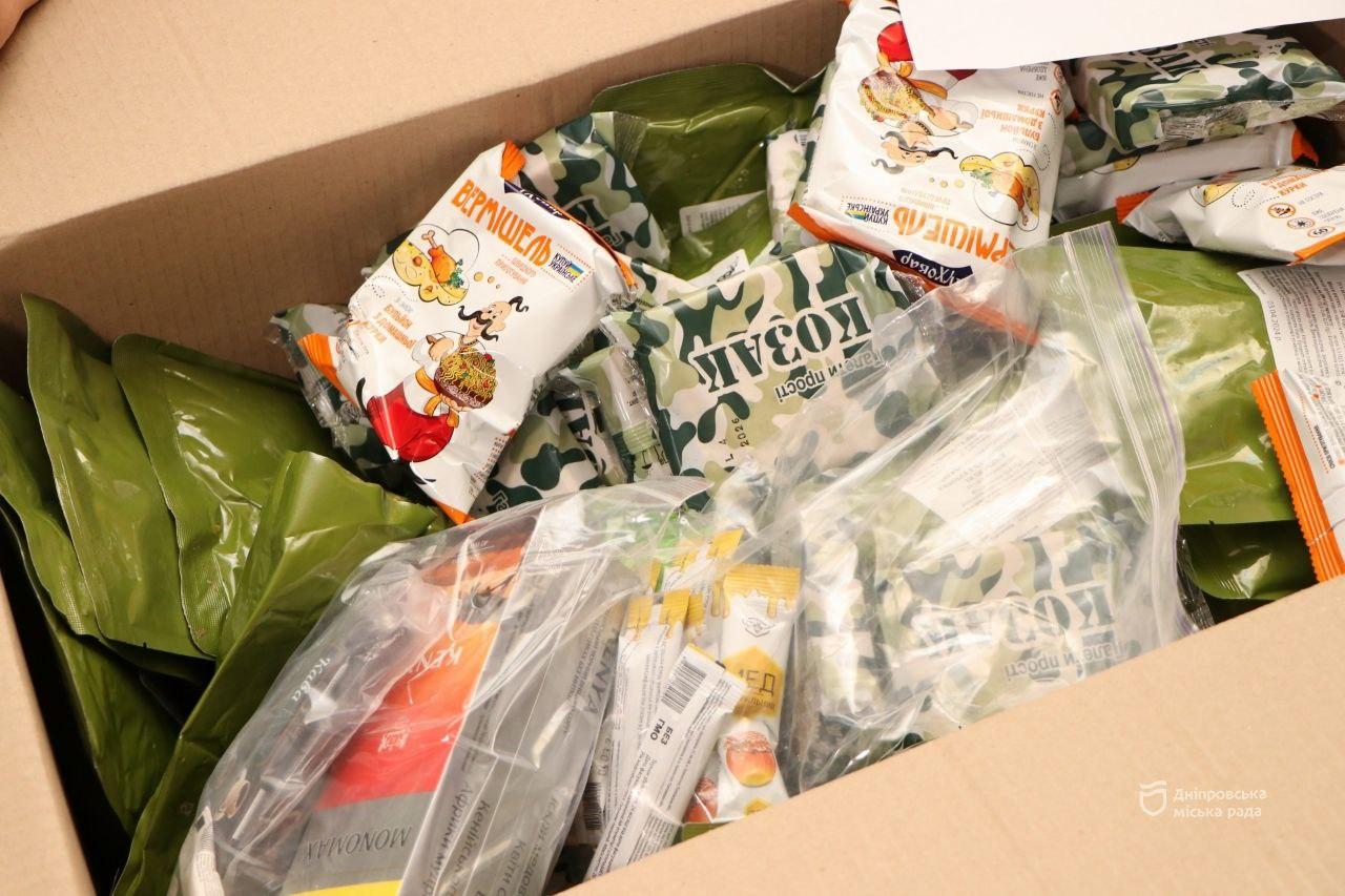 Тушковане м'ясо, каші та галетне печиво. У Дніпрі ВПО щомісячно отримують безкоштовні набори продуктів харчування