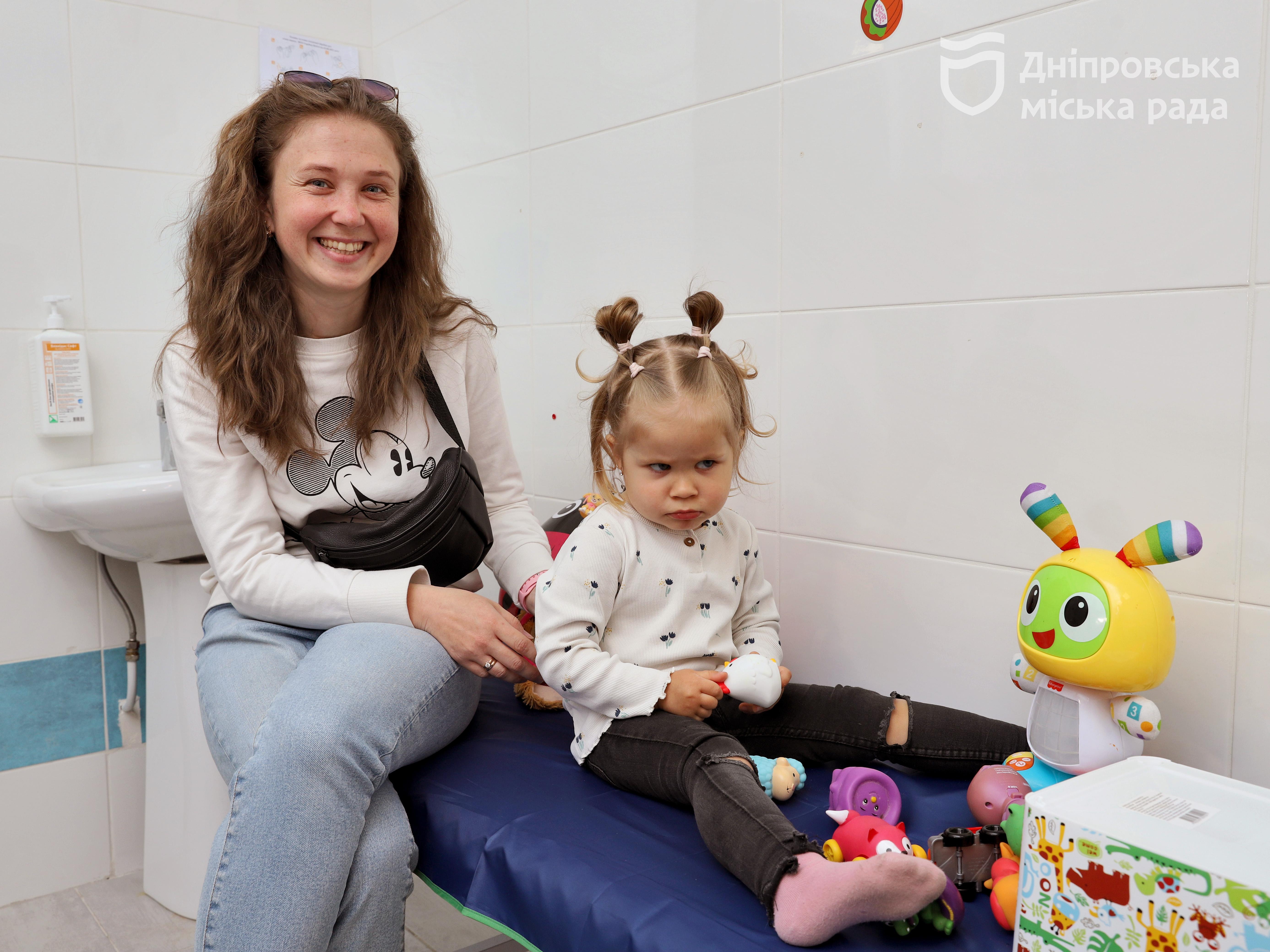 "Раніше ходили по приватних лікарнях, зараз — тільки сюди" — враження дніпрян від ремонту 9-го медцентру на лівому березі