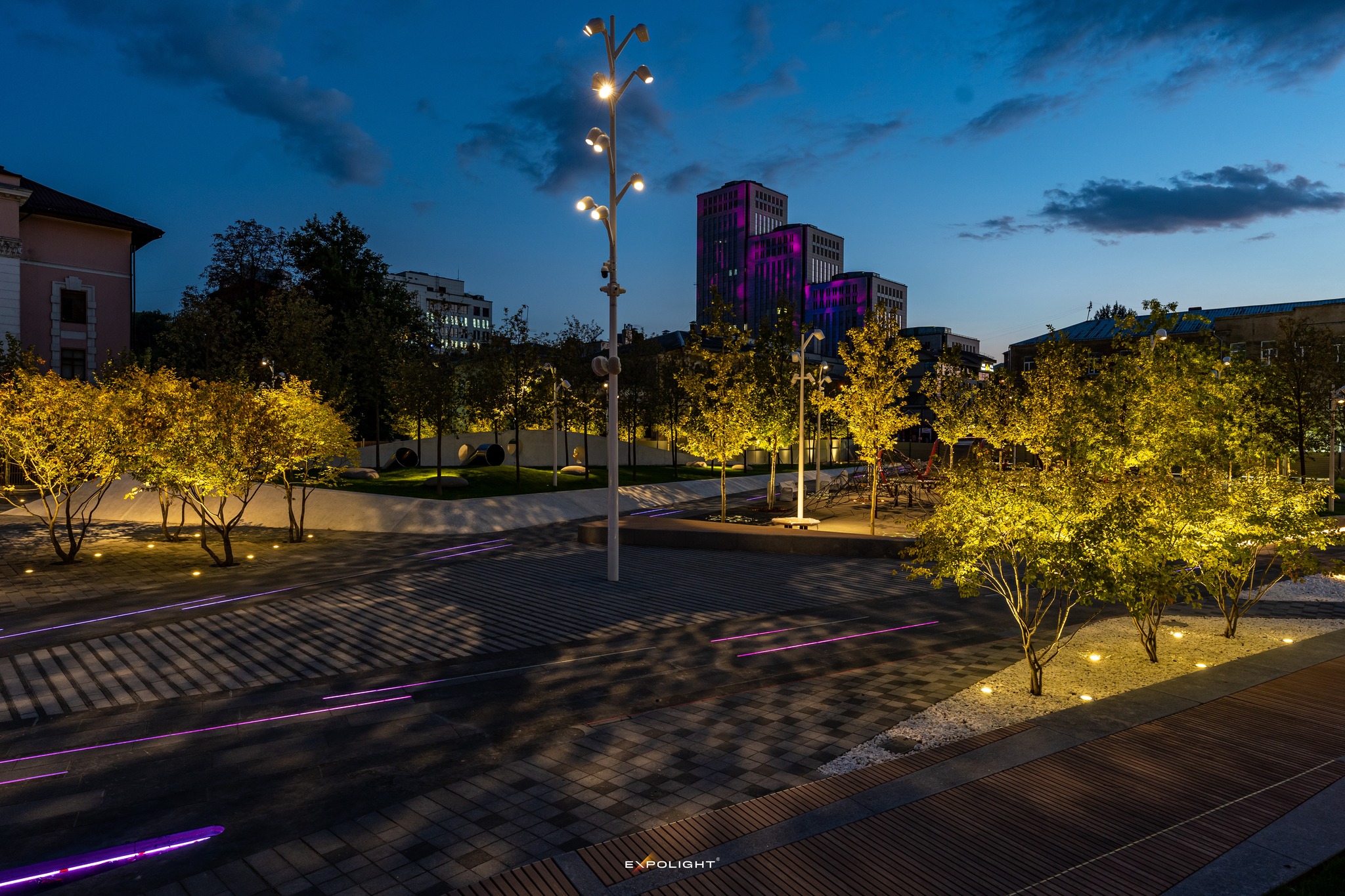 У Дніпрі на Успенській площі встановили нову мережу освітлення