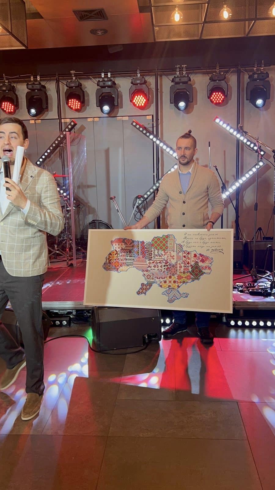 Мастерица из Днепра вышила карту Украины, которую продала за 300 тысяч гривен