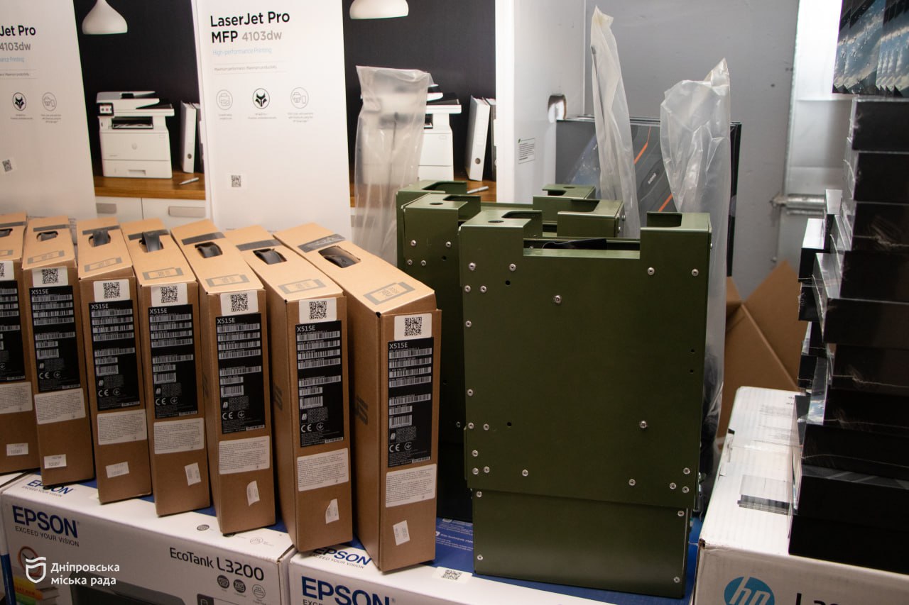 Дніпряни передали захисникам 400 одиниць різного виду оргтехніки та обладнання