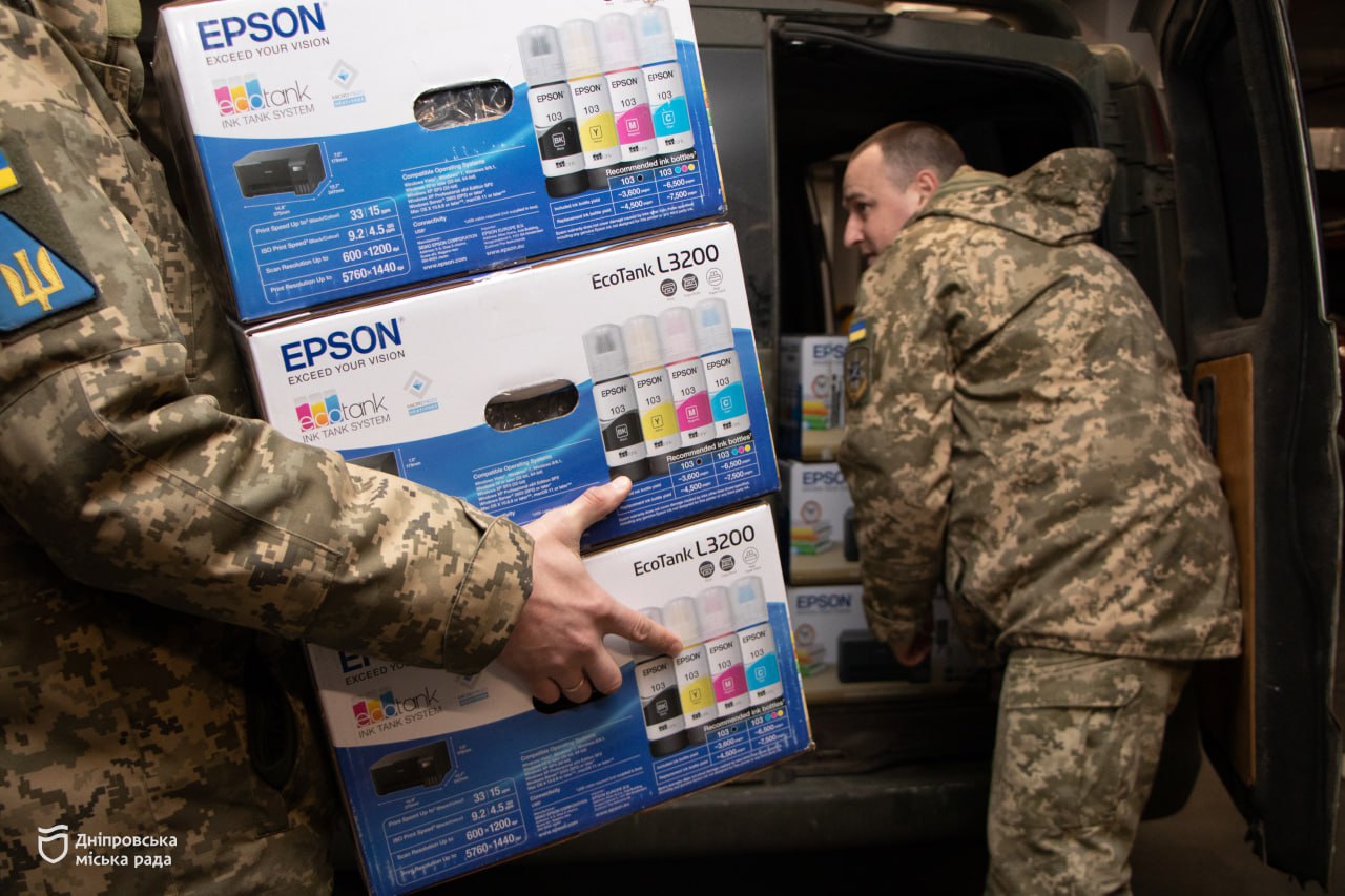 Дніпряни передали захисникам 400 одиниць різного виду оргтехніки та обладнання