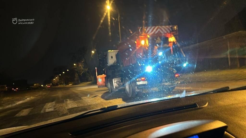 Какая ситуация на дорогах в Днепре после непогоды 8 декабря || фото: dniprorada.gov.ua