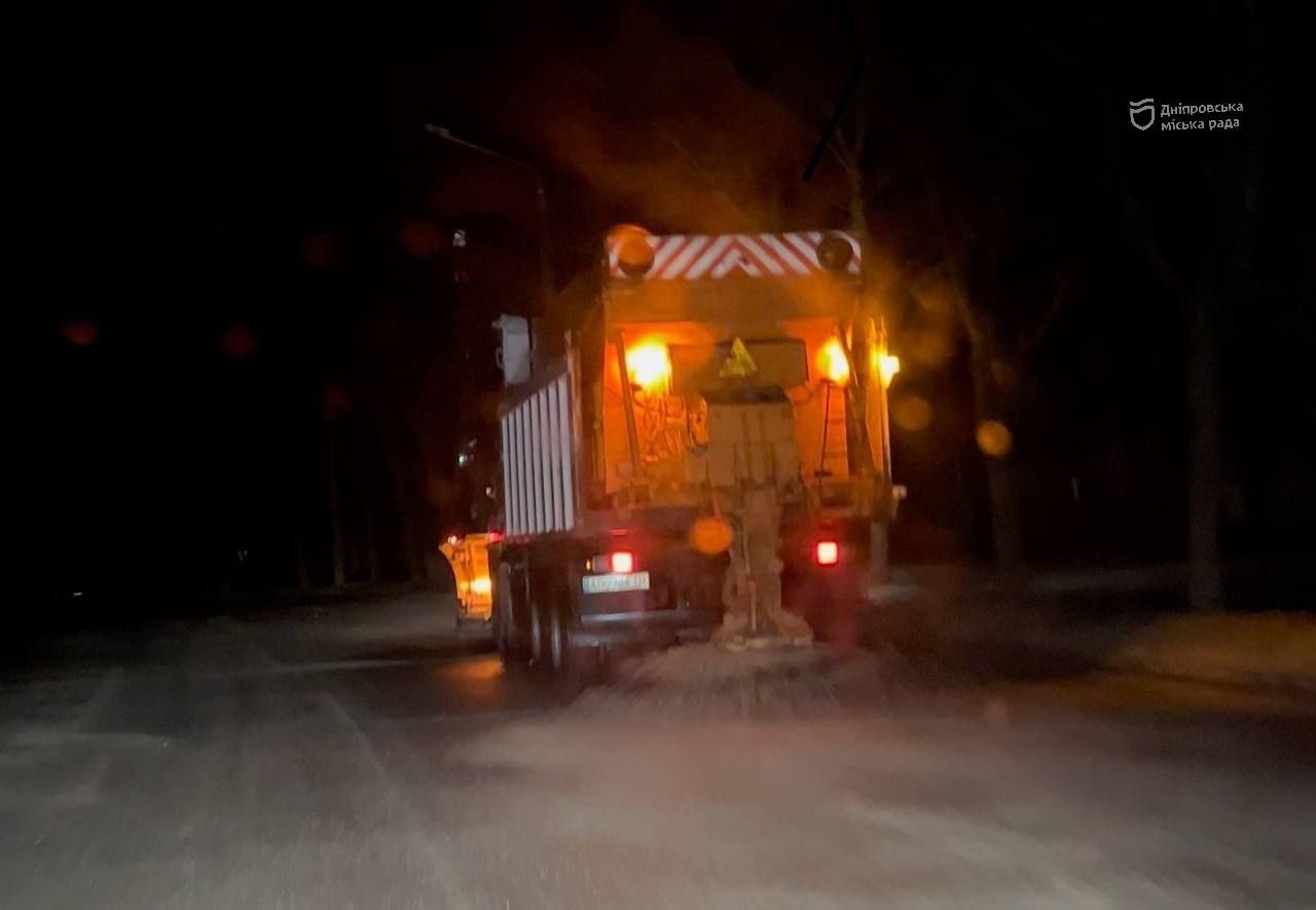 Какая ситуация на дорогах в Днепре после непогоды 8 декабря || фото: dniprorada.gov.ua