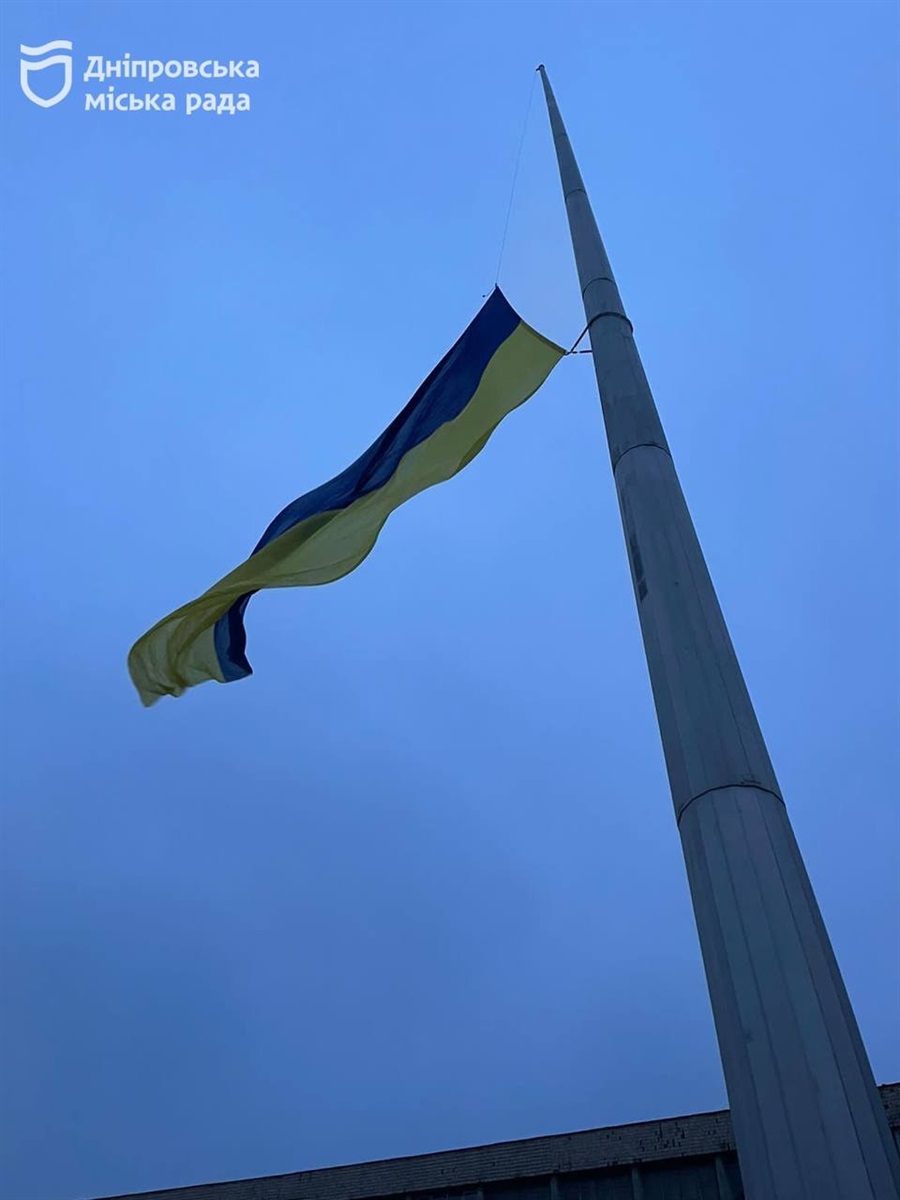 Один з найбільших прапорів в країні: негода зірвала стяг у Дніпрі