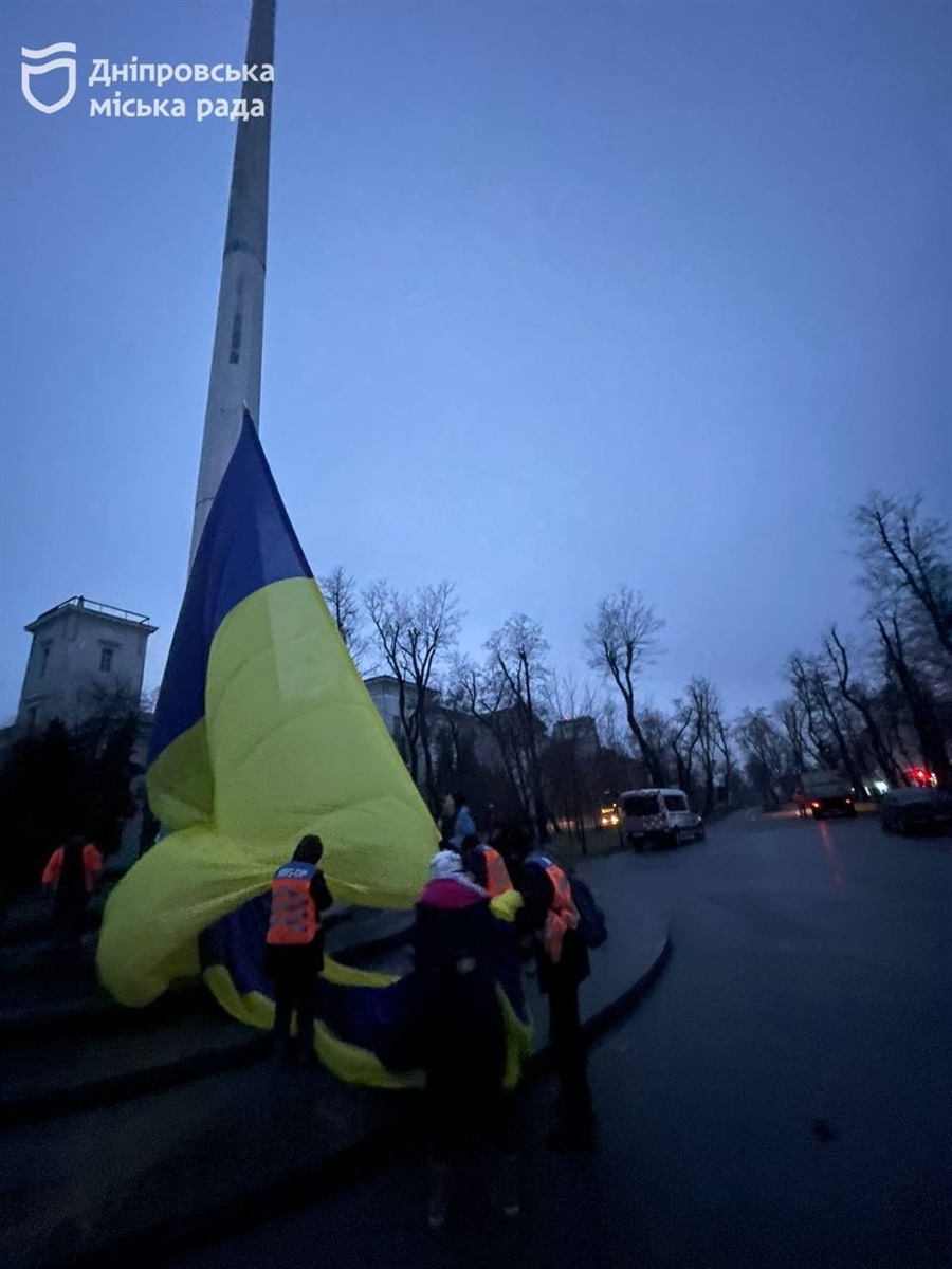 Один з найбільших прапорів в країні: негода зірвала стяг у Дніпрі