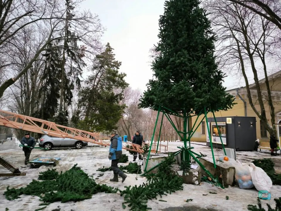 Заввишки понад 10 метрів: у Дніпрі встановлюють новорічну ялинку