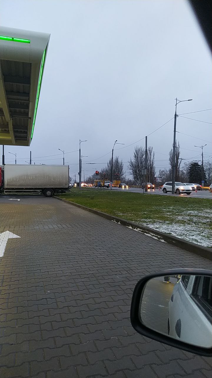 На Новом мосту люди идут пешком, а троллейбусы стоят: что произошло