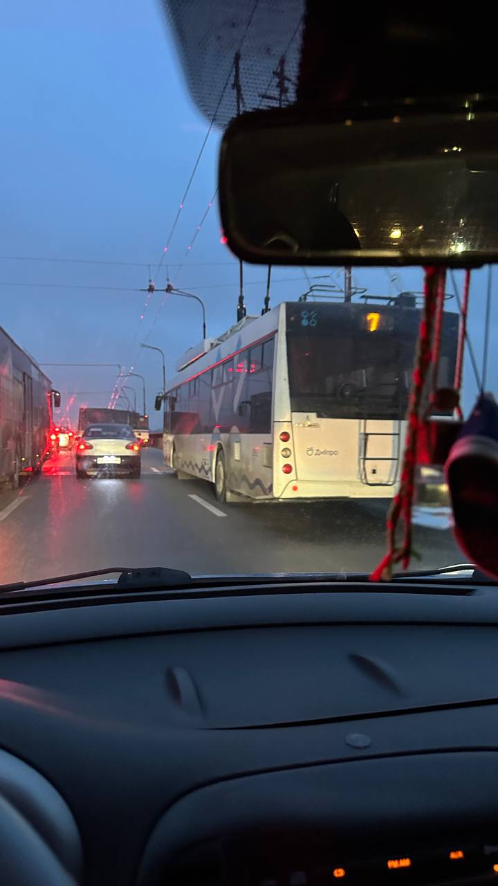 Тролейбуси стоять, а люди йдуть пішки: що сталося на Новому мосту
