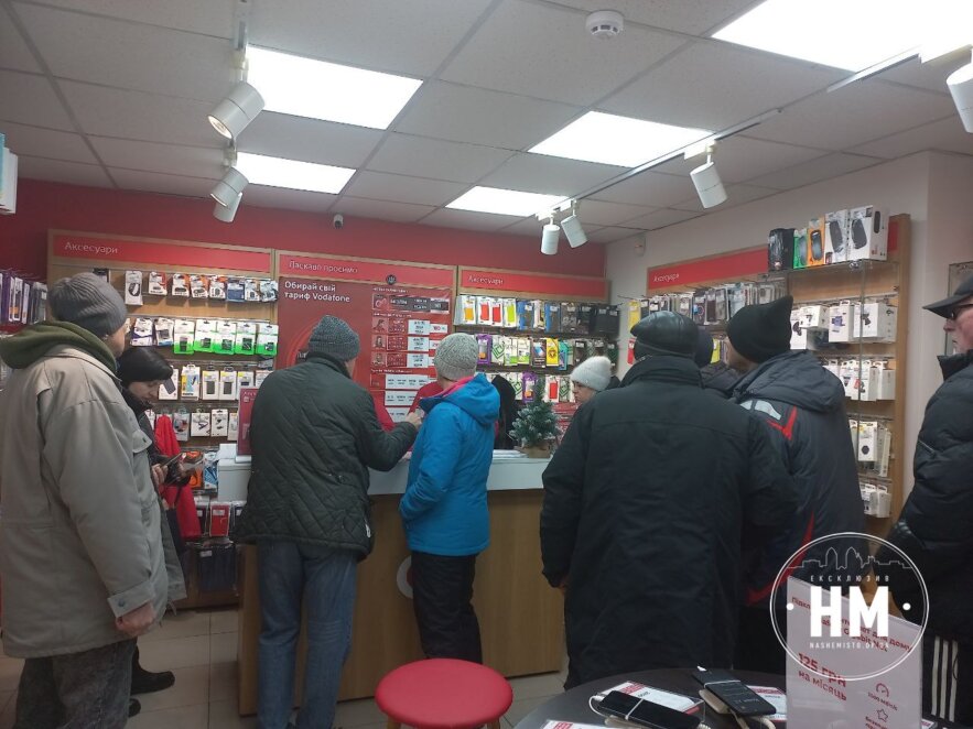 Второй день подряд: В Днепре скупают сим-карты других операторов