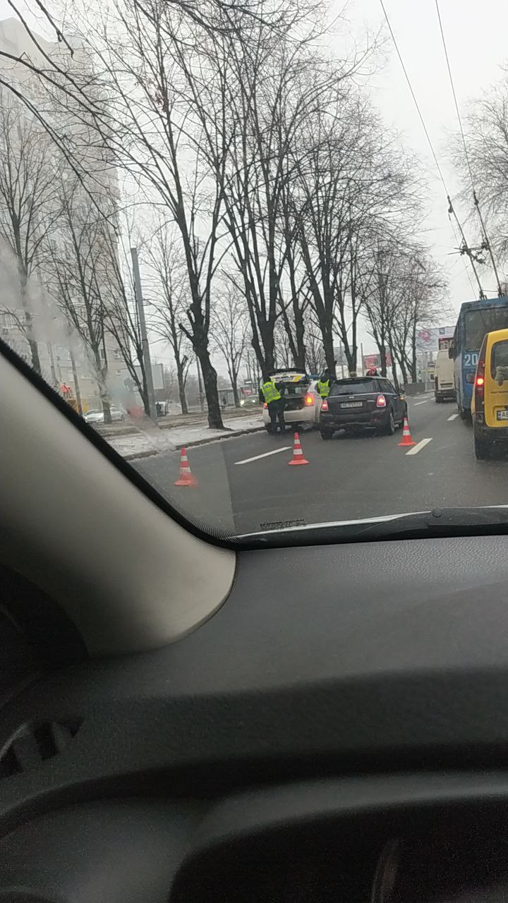 Дощ та ожеледиця: яка ситуація на дорогах Дніпра