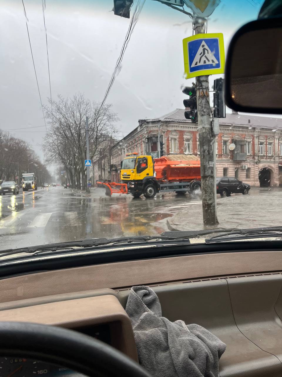 Дощ та ожеледиця: яка ситуація на дорогах Дніпра
