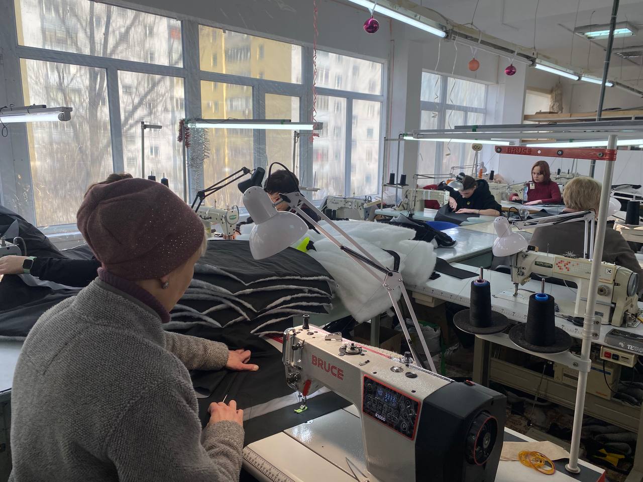 Жилетки, які гріють від повер банку та куртки для ВПО: як у Дніпрі волонтер організував швейне виробництво