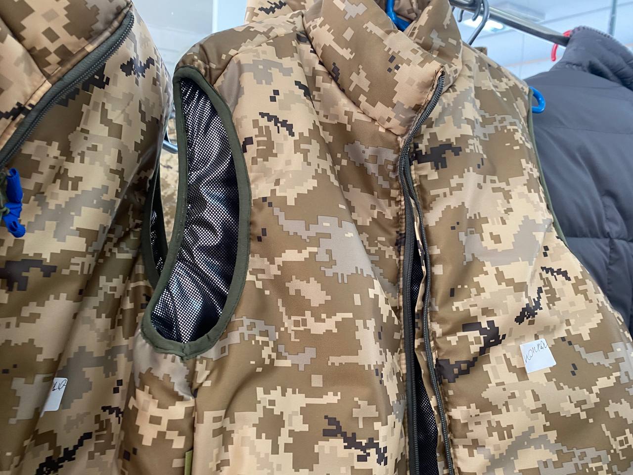 Жилетки, які гріють від повер банку та куртки для ВПО: як у Дніпрі волонтер організував швейне виробництво