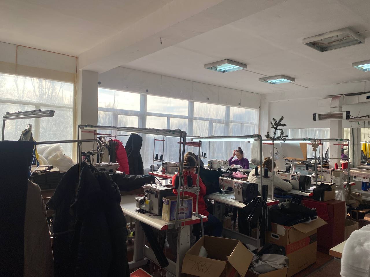 Жилетки, які гріють від повер банку та куртки для ВПО: як у Дніпрі волонтер організував швейне виробництво