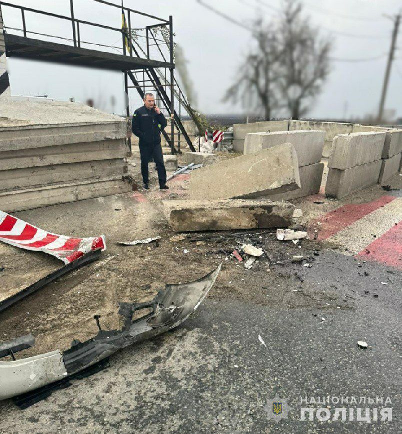 Зніс бетонну конструкцію та поранив правоохоронця: у Дніпропетровській області сталося ДТП