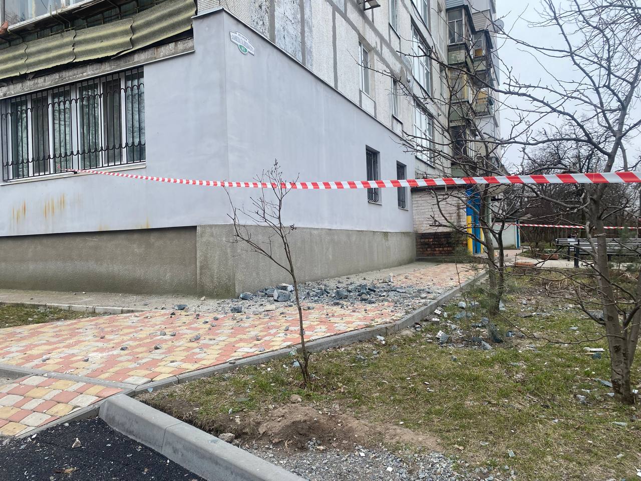 Выбиты окна, разрушены кровли и стена: последствия утренней атаки по Днепру фото: dp.vgorode.ua