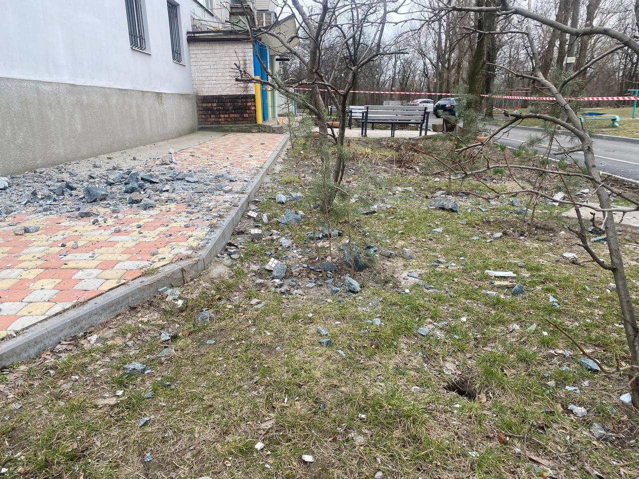 Выбиты окна, разрушены кровли и стена: последствия утренней атаки по Днепру фото: dp.vgorode.ua