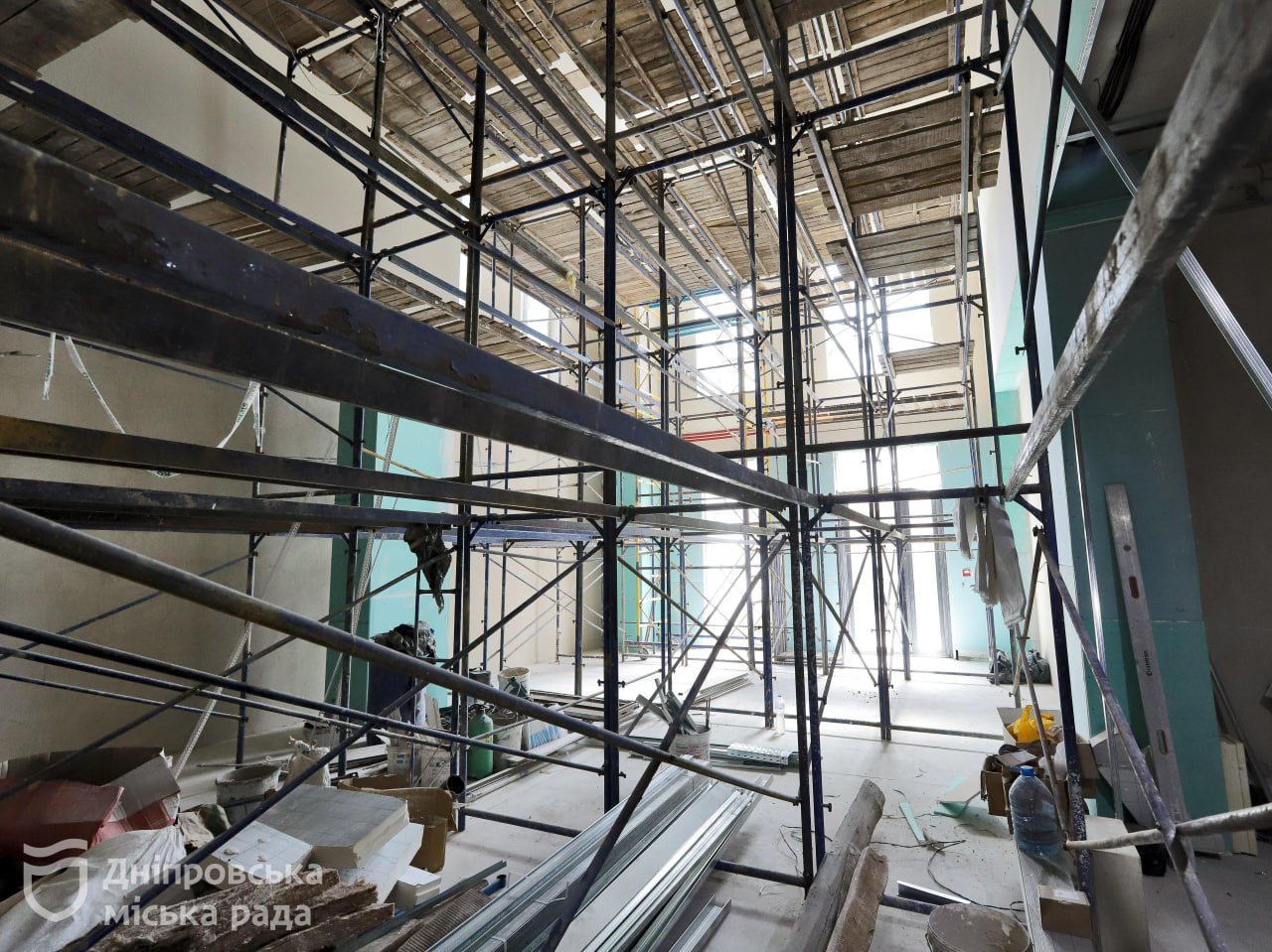 "Попри війну приділяємо увагу дитячому спорту". Філатов показав перебіг ремонту спортшколи № 2, якій місто знайшло нове приміщення