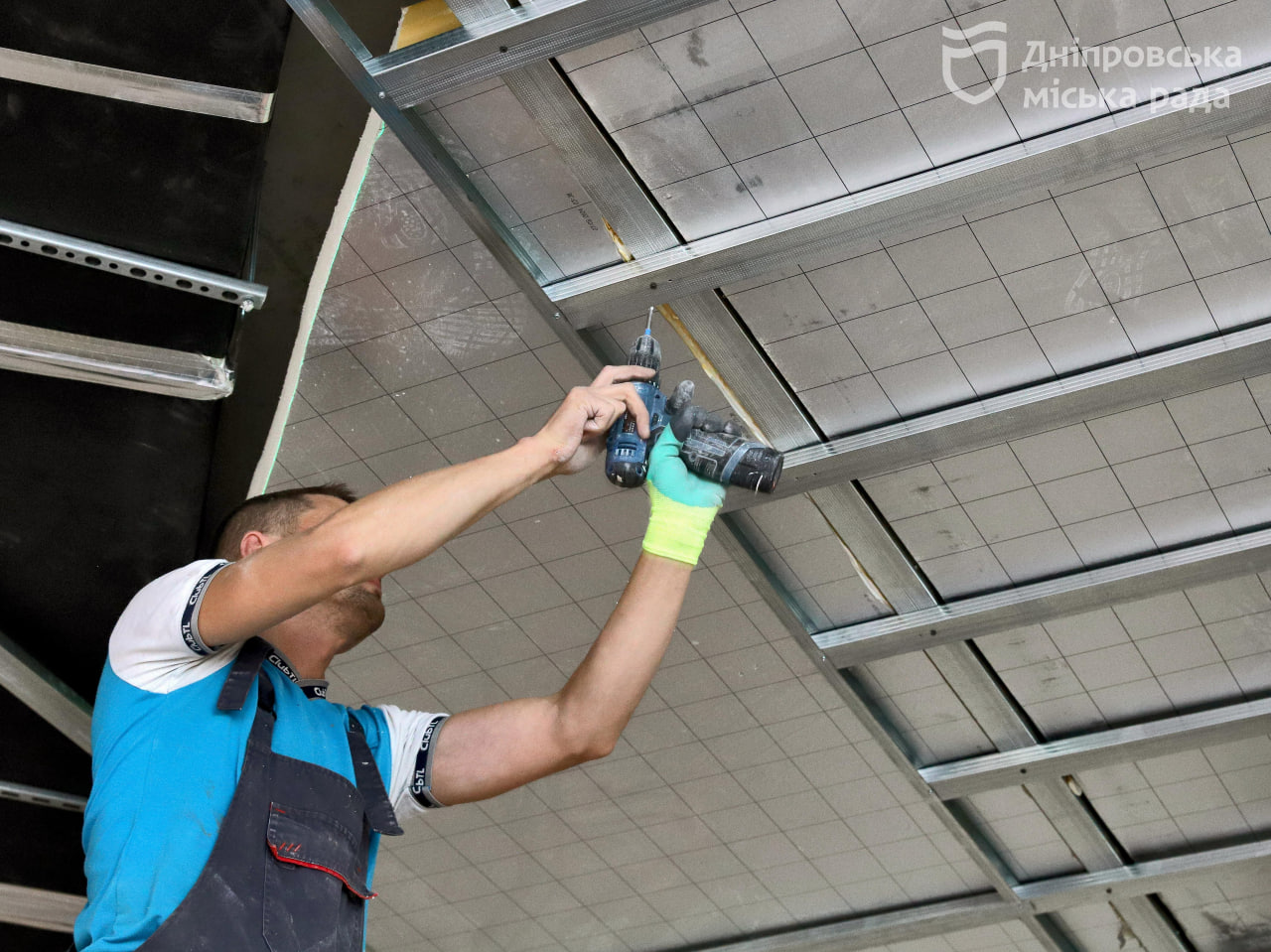 "Попри війну приділяємо увагу дитячому спорту". Філатов показав перебіг ремонту спортшколи № 2, якій місто знайшло нове приміщення