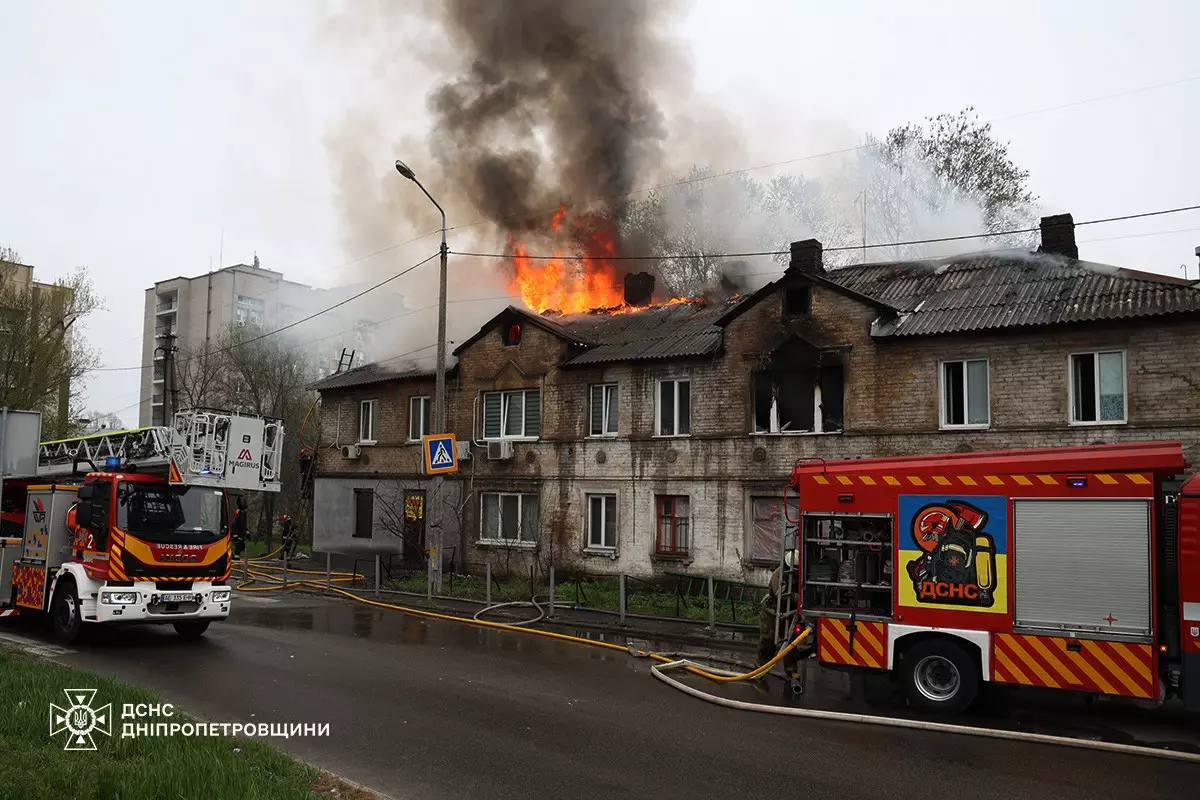 Пожежа на Сімферопольській: вогнеборці ліквідували займання двоповерхового будинку (ФОТО)
