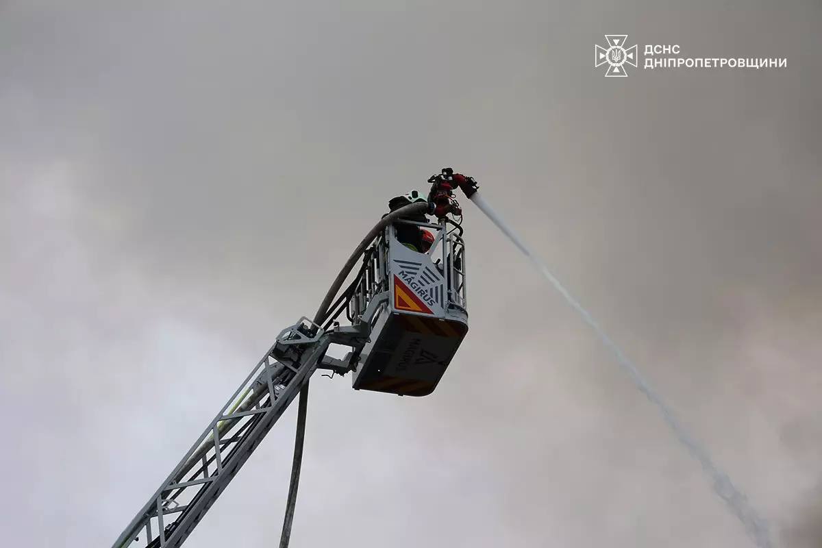 Пожежа на Сімферопольській: вогнеборці ліквідували займання двоповерхового будинку (ФОТО)