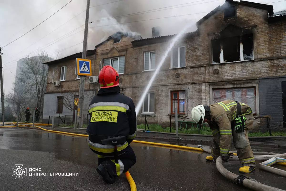 Пожежа на Сімферопольській: вогнеборці ліквідували займання двоповерхового будинку (ФОТО)