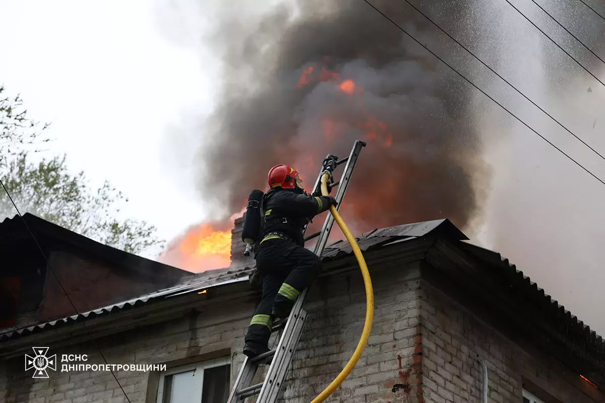 Пожежа на Сімферопольській: вогнеборці ліквідували займання двоповерхового будинку (ФОТО)