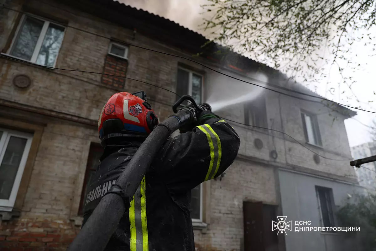 Пожежа на Сімферопольській: вогнеборці ліквідували займання двоповерхового будинку (ФОТО)