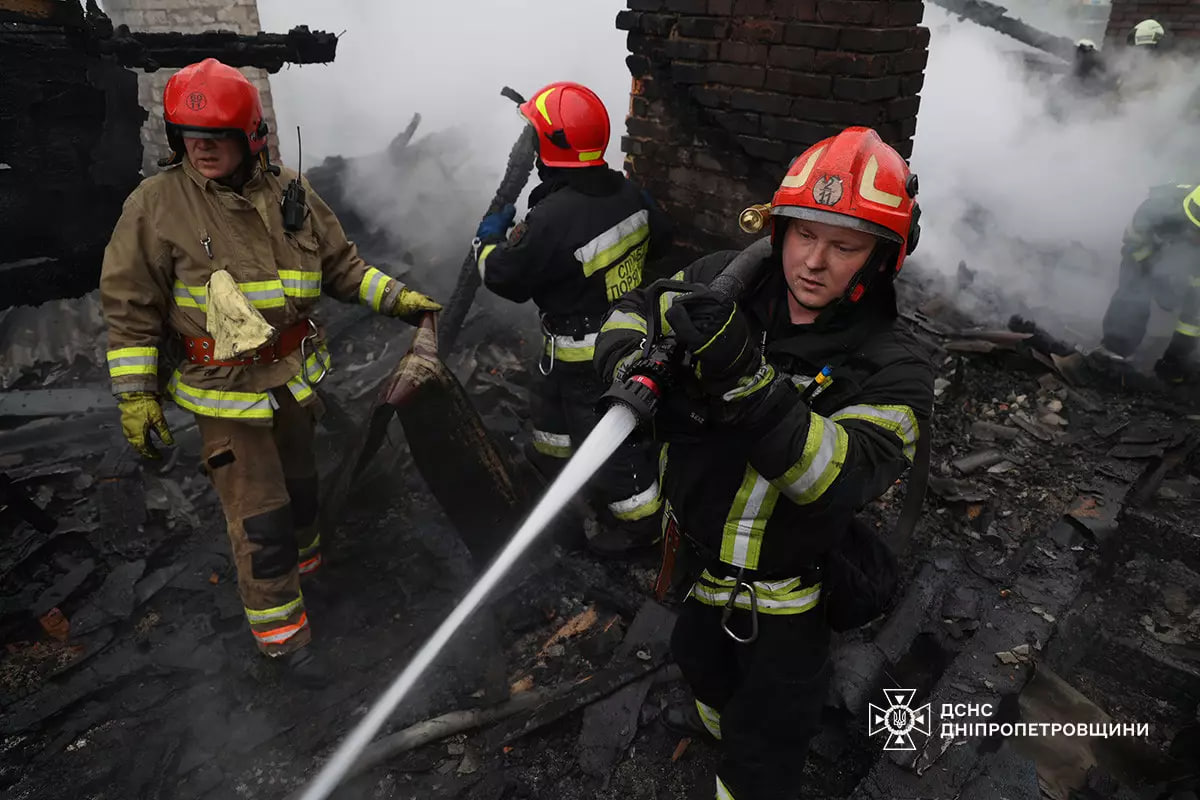 Пожежа на Сімферопольській: вогнеборці ліквідували займання двоповерхового будинку (ФОТО)