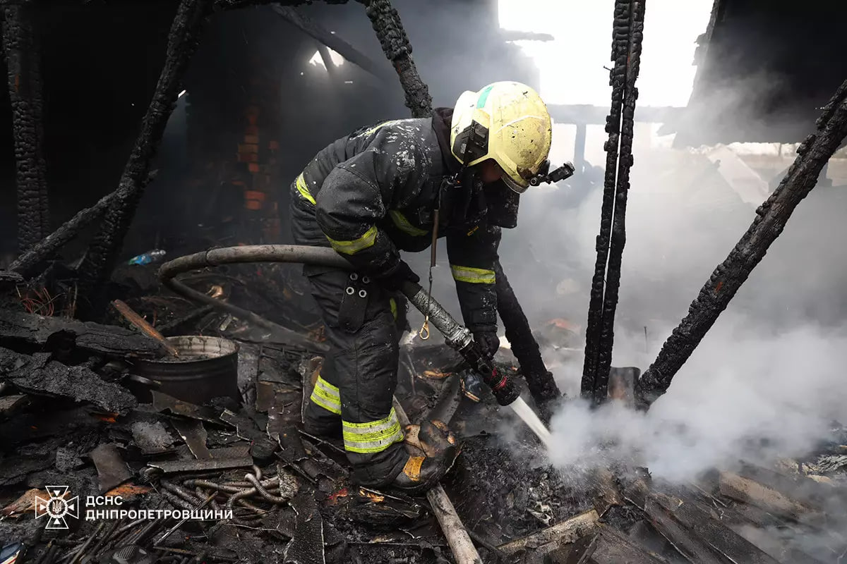 Пожежа на Сімферопольській: вогнеборці ліквідували займання двоповерхового будинку (ФОТО)