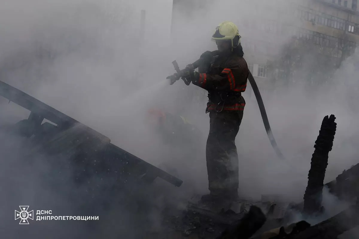 Пожежа на Сімферопольській: вогнеборці ліквідували займання двоповерхового будинку (ФОТО)