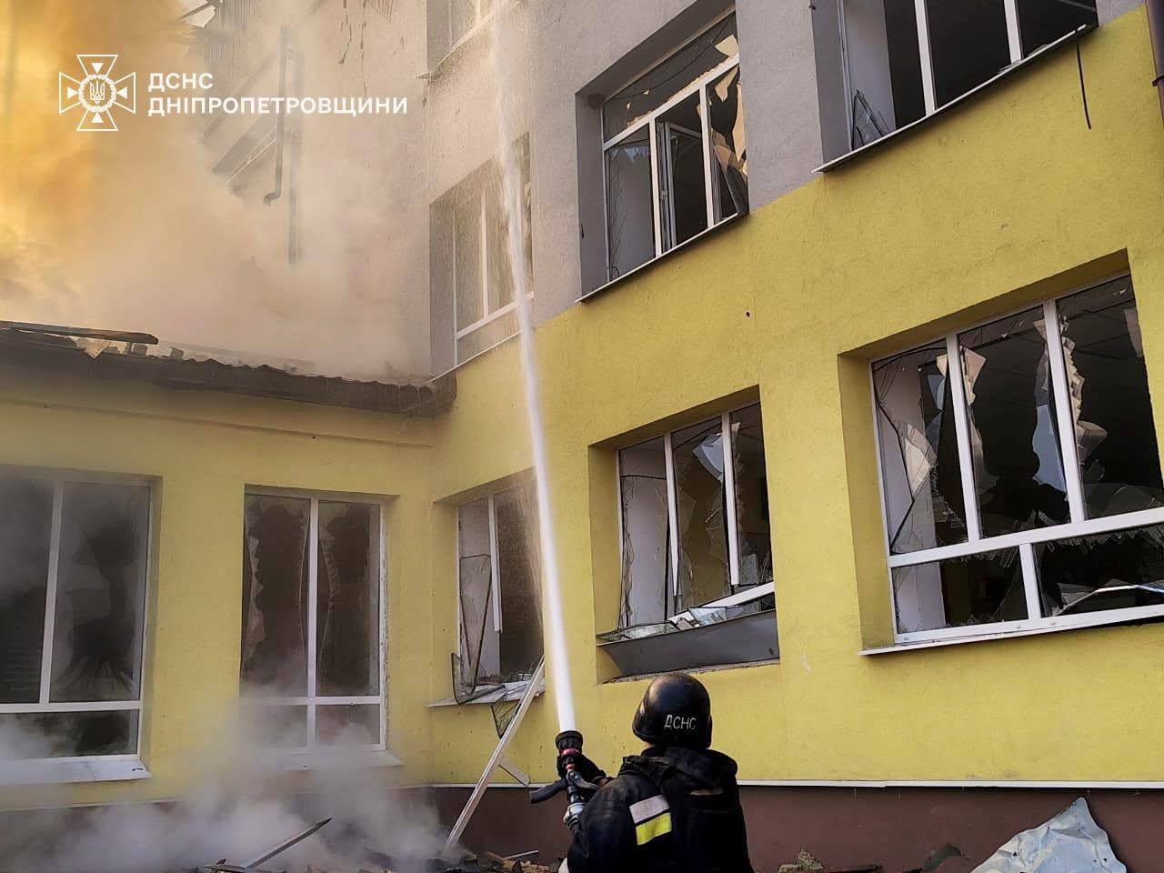 В Васильковке после атаки дронами-камикадзе поврежден лицей: спасатели показали последствия