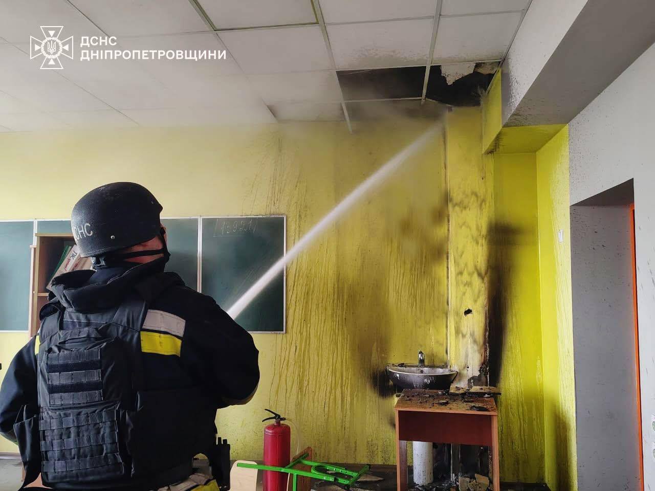 В Васильковке после атаки дронами-камикадзе поврежден лицей: спасатели показали последствия