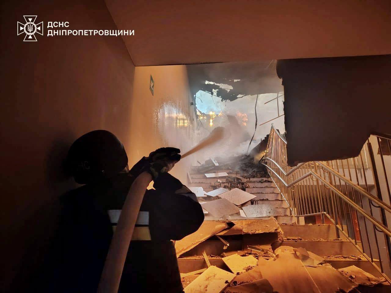 В Васильковке после атаки дронами-камикадзе поврежден лицей: спасатели показали последствия