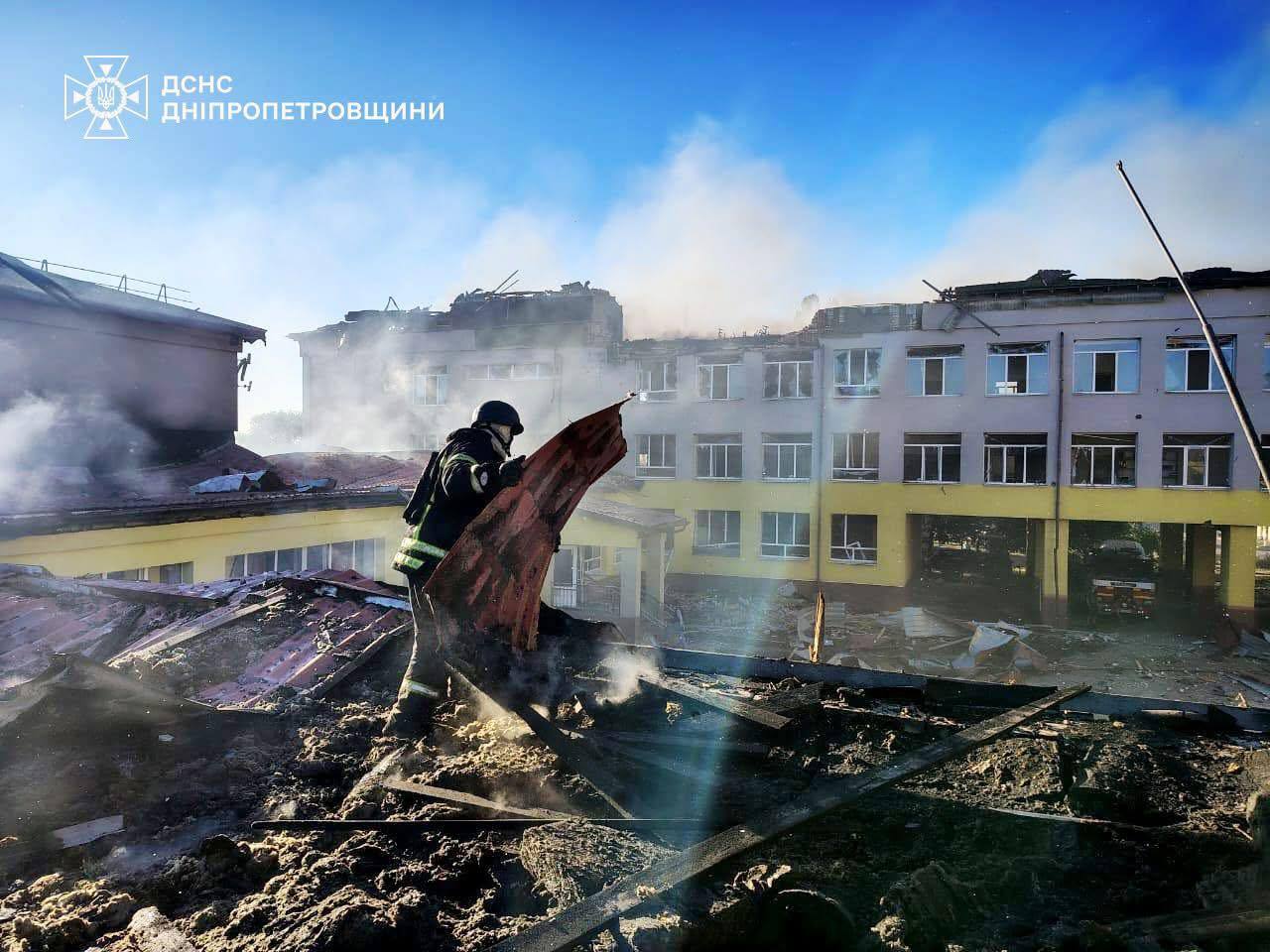 В Васильковке после атаки дронами-камикадзе поврежден лицей: спасатели показали последствия || фото: ГСЧС в Днепропетровской областиВ Васильковке после атаки дронами-камикадзе поврежден лицей: спасатели показали последствия || фото: ГСЧС в Днепропетровской области