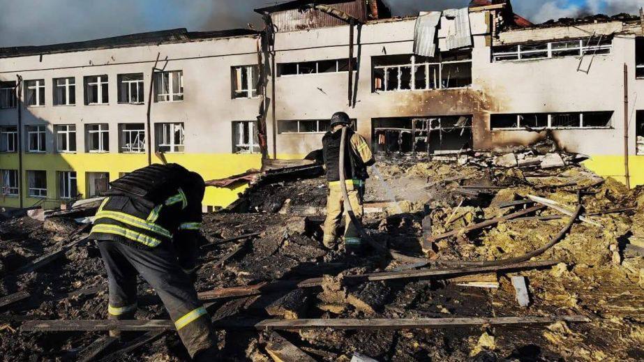 В Васильковке после атаки дронами-камикадзе поврежден лицей: спасатели показали последствия