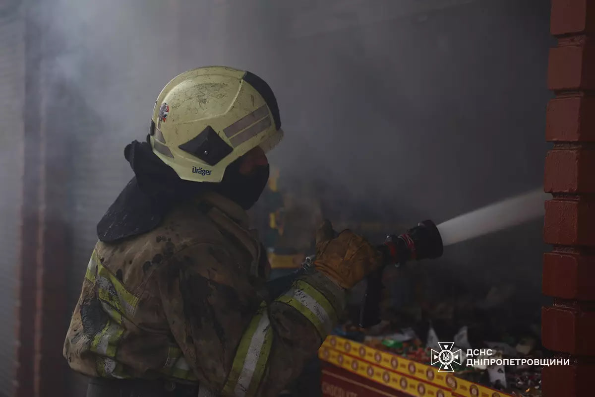 Горіла "Озерка": у Дніпрі рятувальники ліквідували масштабну пожежу на ринку