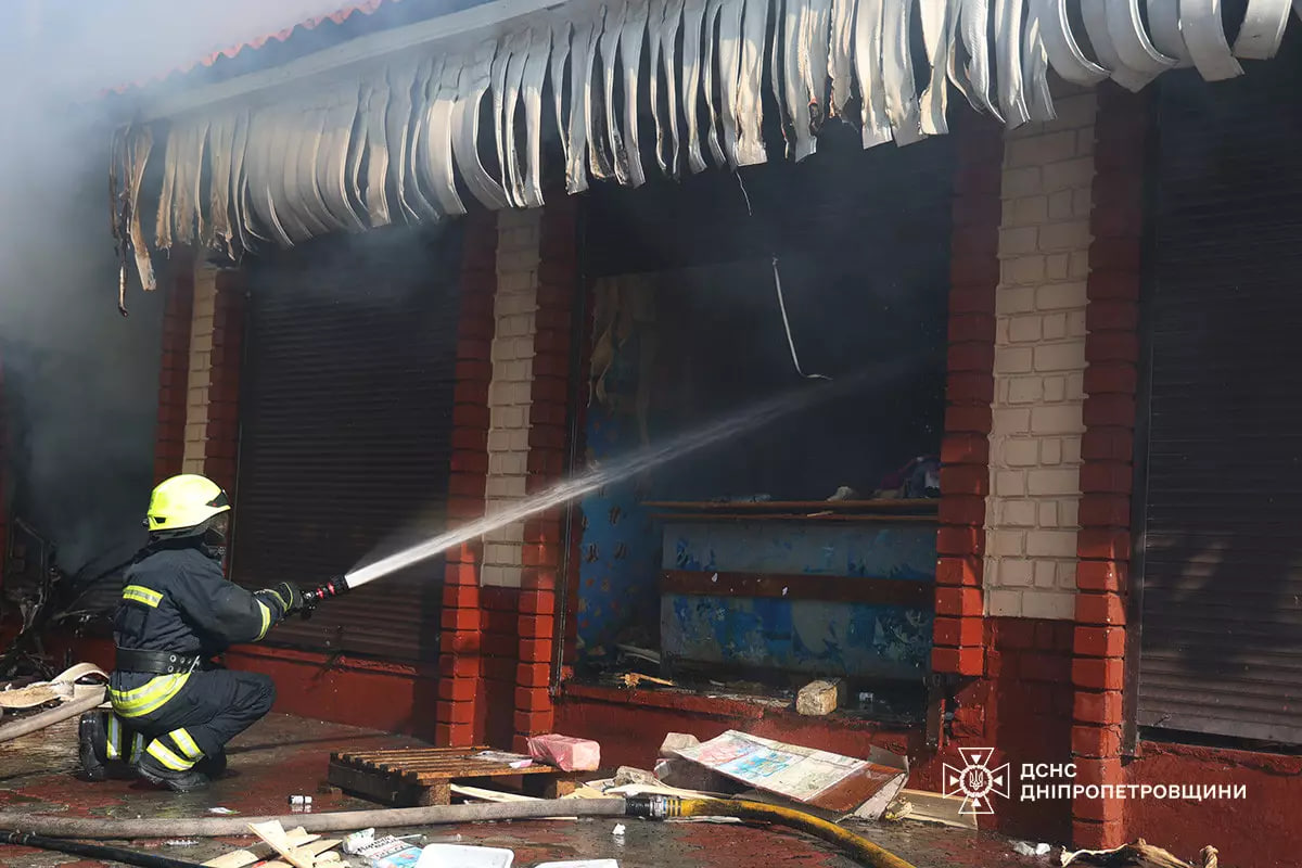 Горіла "Озерка": у Дніпрі рятувальники ліквідували масштабну пожежу на ринку