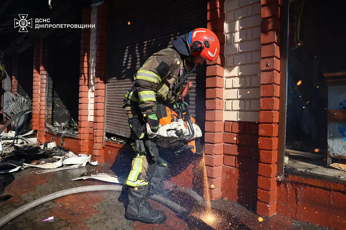 Горіла "Озерка": у Дніпрі рятувальники ліквідували масштабну пожежу на ринку