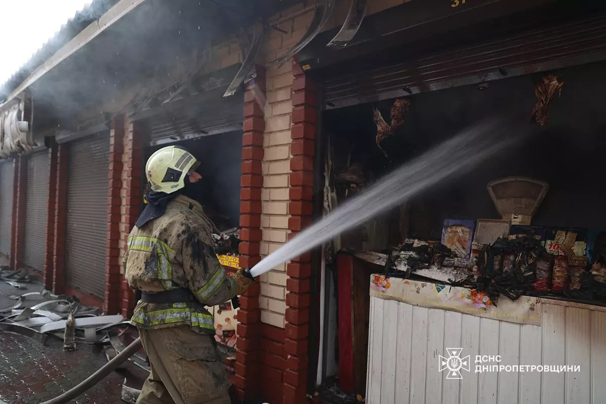 Горіла "Озерка": у Дніпрі рятувальники ліквідували масштабну пожежу на ринку