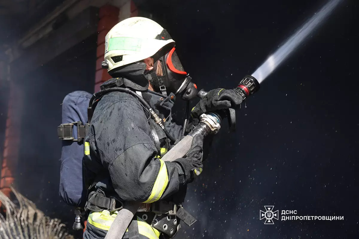 Горіла "Озерка": у Дніпрі рятувальники ліквідували масштабну пожежу на ринку