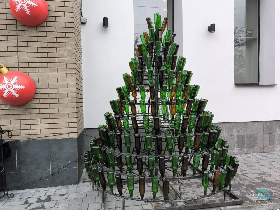 В Днепре создали новогоднюю елку из пивных бутылок