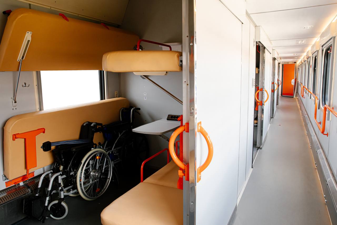 Укрзалізниця презентує перший безбар’єрний вагон для груп пасажирів на колісному кріслі фото 1