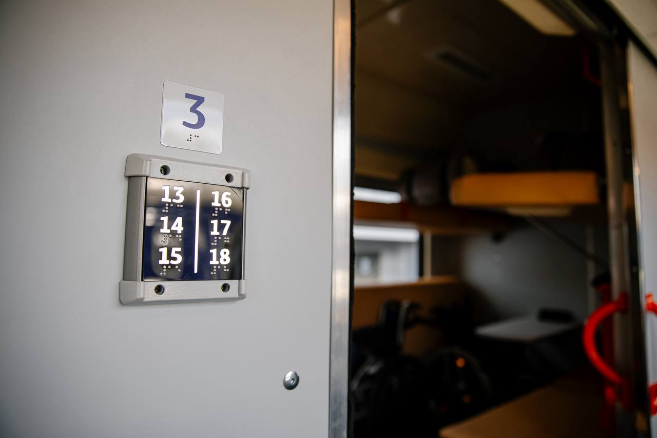 Укрзалізниця презентує перший безбар’єрний вагон для груп пасажирів на колісному кріслі фото 2 1