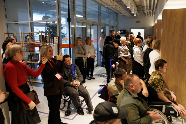 Різні, але рівні: у Дніпрі з’явилась брендзона "Жити назустріч"  з унікальними манекенами фото 4 3