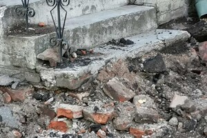 Плохое начало: во время ремонта площади Шевченко повредили Усадьбу Яворницкого фото 1