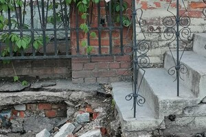 Плохое начало: во время ремонта площади Шевченко повредили Усадьбу Яворницкого фото 2